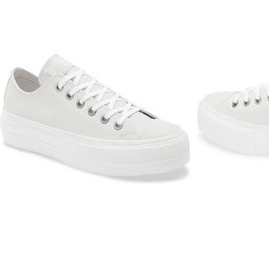 NWT Women’s Converse Chuck Taylors